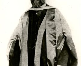 Antonín Dvořák v promočním taláru při udělení čestného doktorátu na univerzitě v Cambridge