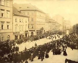 Fotografie z pohřebního průvodu Antonína Dvořáka (Praha, Karlovo náměstí)
