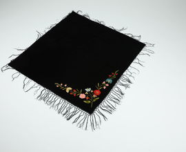 Šátek z černého sametu, pestře vyšívaný, motiv květů, východní Čechy, okres Ústí nad Orlicí, Orličky, 90. léta 19. století, H4-103724