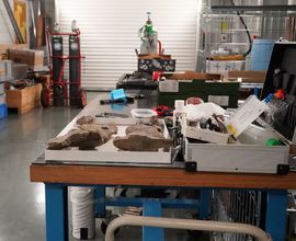 Hodně času zabere příprava vzorků před jejich umístěním na nosič do experimentální místnosti. Různými pěnovými obaly se musí dobře utěsnit v plastových rourách nebo krabicích, aby se zkoumaný objekt během několika hodin skenování nepohnul.