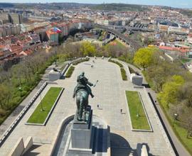 Jeden z nejkrásnějších pohledů na Prahu nabízí vyhlídka Národního památníku na Vítkově.