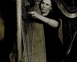 Marie Zunová při hře na chromatickou harfu (dnes NM ČMH E 2007), fotografie NM-ČMH č. př. 80/61